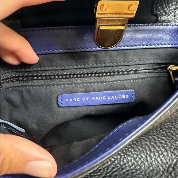 [SOLD] Like new Marc Jacobs Crossbody Bag Two Tone - Picture 3 of 13